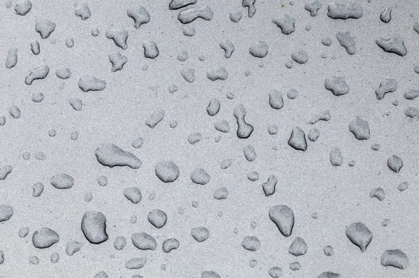 Regnet droppar på en metall bakgrund av en bil — Stockfoto
