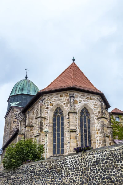 Kirche des kleinen Dorfes Felsberg — Stockfoto