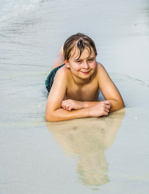 Çocuk sahilde yalan söylüyor 