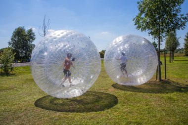 çocuklar eğlenin zorbing topu 
