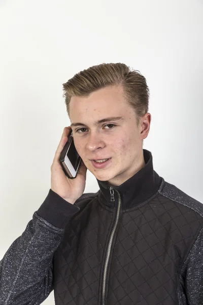 Hübscher Teenager im schwarzen Hemd mit Handy — Stockfoto