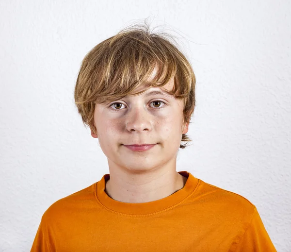 Porträt des süßen Jungen mit orangefarbenem Hemd — Stockfoto