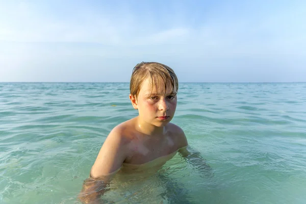 生气的小男孩，在海洋在海滩散步 — 图库照片