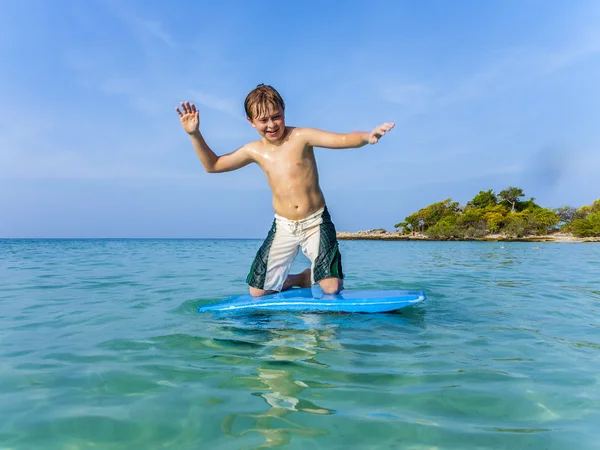 少年は海でサーフィン — ストック写真
