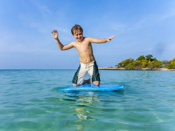 Niño surfeando en el mar — Foto de Stock