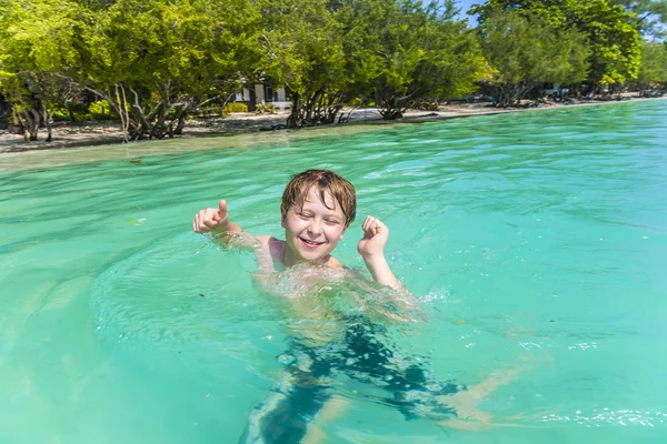 若い男の子は、海で泳ぐを楽しんでいます — ストック写真