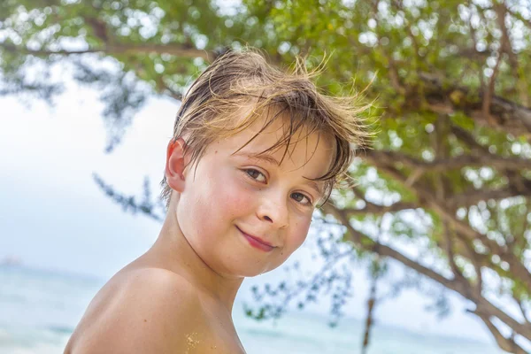 Молодий хлопчик на пляжі — стокове фото