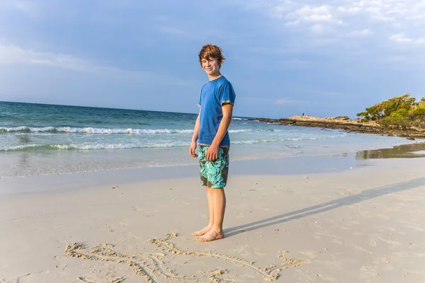 Niño con el pelo rojo está disfrutando de la hermosa playa — Foto de Stock
