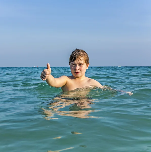 Menino com cabelo vermelho está apreciando o oceano — Fotografia de Stock