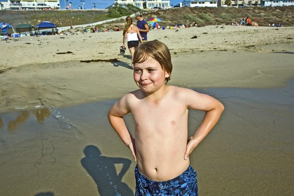 かわいい幸せな笑みを浮かべて少年を楽しむビーチ — ストック写真