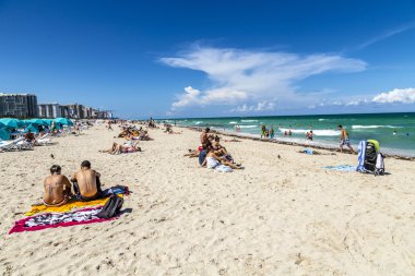 insanlar sıcak yaz günü south Beach Miami deki tadını çıkarın