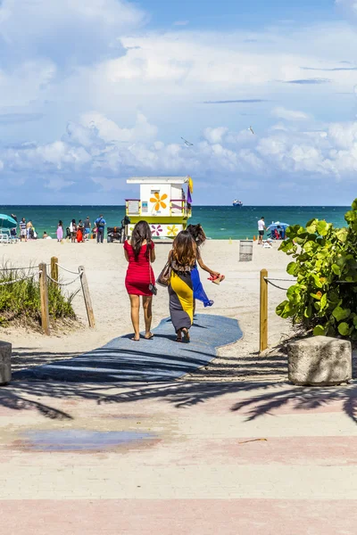 Les gens profitent de la chaude journée d'été à la plage sud de Miami — Photo