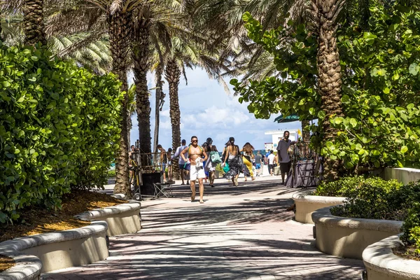 Les gens profitent de la chaude journée d'été à la plage sud de Miami — Photo