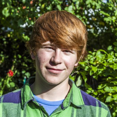 çekici mutlu gülümseyen çocuk portresi 