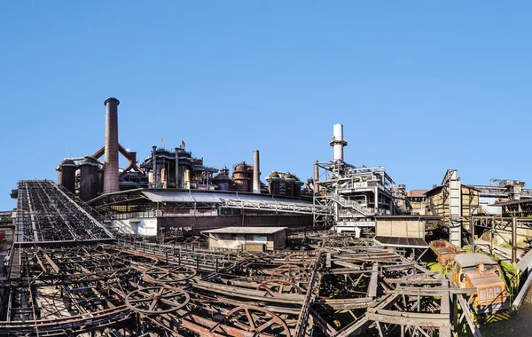 Budovy s rails fort vlaku v Volklingen železárny — Stock fotografie