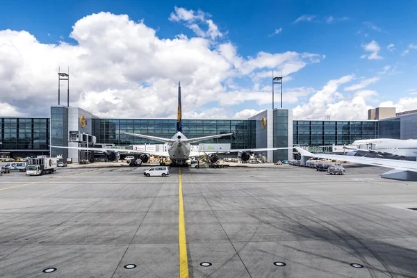 Lufthansa Voo no portão em Frankfurt — Fotografia de Stock