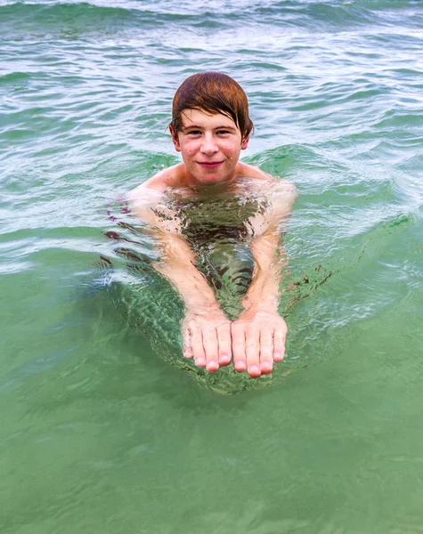 Chlapec plave v oceánu — Stock fotografie