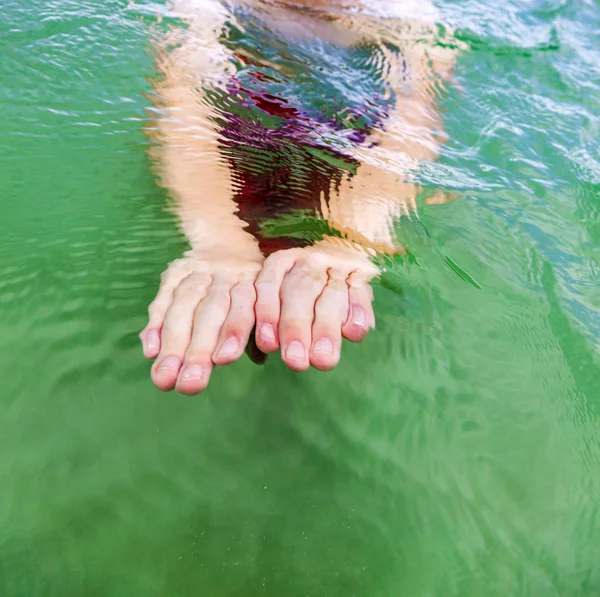 Detail von im Ozean schwimmenden Händen — Stockfoto