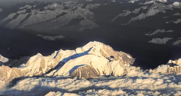 Coucher de soleil avec des nuages rouges dans les Alpes — Photo