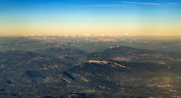 Zonsondergang met rode wolken in de Alpen — Stockfoto