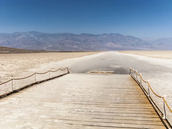 Badwater, глибока точка в США у долині смерті — стокове фото
