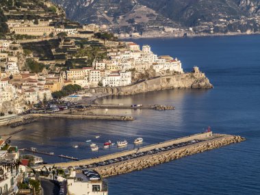 Amalfi'da şaşırtıcı görünümü güneşli gün. İtalya'nın Amalfi Coast (Co