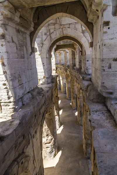 Vista a las antiguas paredes romanas en la arena en Arles —  Fotos de Stock