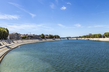 nehir Rhone Arles