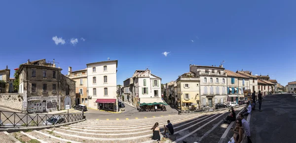 Panoramisch uitzicht met mensen uit de beroemde arena in Arles voor het oude trekken — Stockfoto