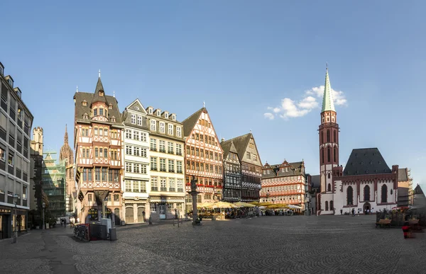 Vecchi edifici tradizionali a Francoforte in Piazza Roemer, Germania — Foto Stock