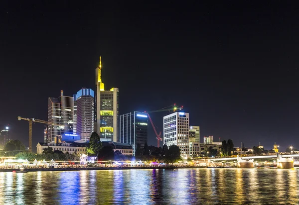 Skyline de Frankfurt con gente disfrutando del festival del museo —  Fotos de Stock