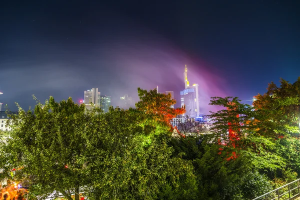 Skyline de Francfort avec des installations lumineuses dans les arbres à t — Photo
