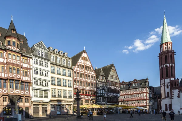 Staré tradiční budovy ve Frankfurtu na náměstí Roemer, Ger — Stock fotografie