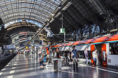 insanlar geliyor ve Frankfurt tren istasyonunda yola
