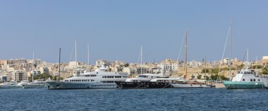 la Valetta eski şehir önünde eski limanda yelkenli tekneler ve yatlar çapa