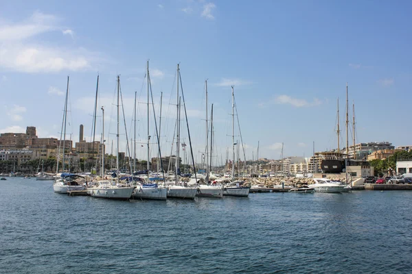 Veleiros ancoram no antigo porto de La Valetta — Fotografia de Stock