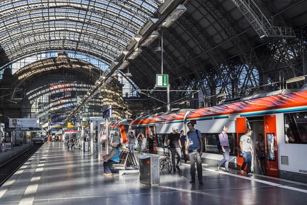 Personas llegan y salen a la estación de tren de Frankfurt — Foto de Stock