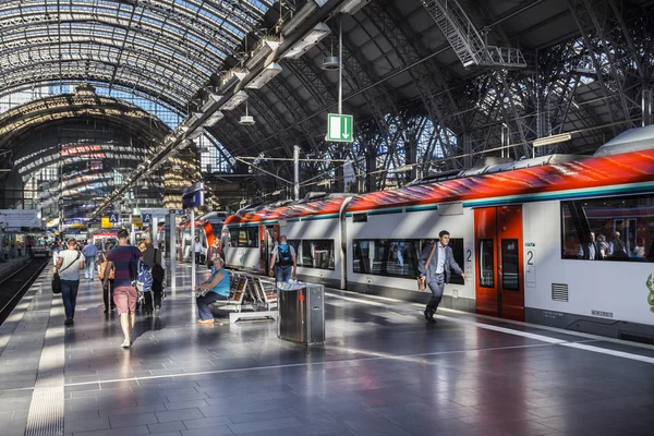 Mensen aankomen en vertrekken in het treinstation van Frankfurt — Stockfoto