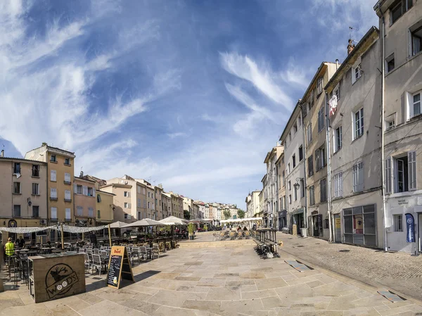 Mensen genieten van de centrale marktplaats in Aix en Provence — Stockfoto