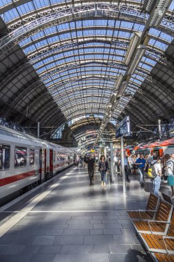 insanlar geliyor ve Frankfurt tren istasyonunda yola