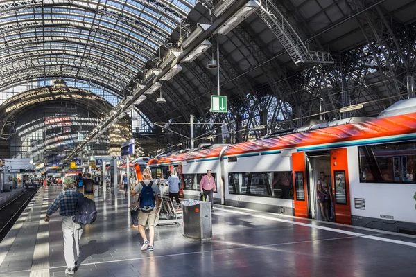 Personas llegan y salen a la estación de tren de Frankfurt — Foto de Stock