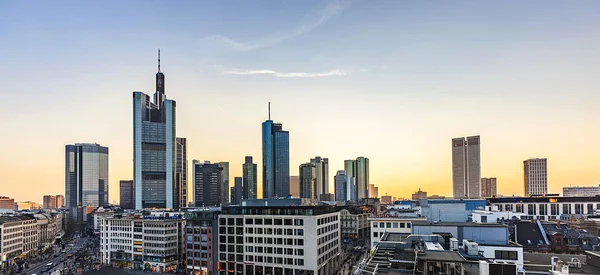 Výhled na panorama Frankfurtu při západu slunce — Stock fotografie