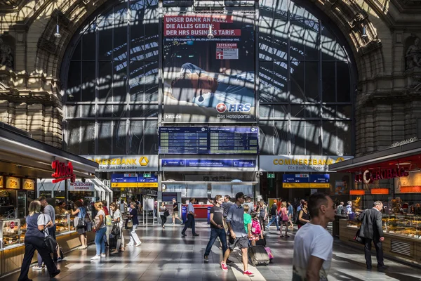 Lidé přijíždějí a odjíždějí na nádraží ve Frankfurtu — Stock fotografie