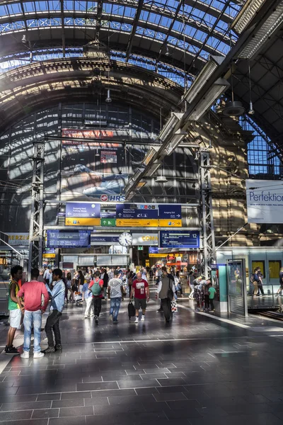 Personas llegan y salen a la estación de tren de Frankfurt —  Fotos de Stock