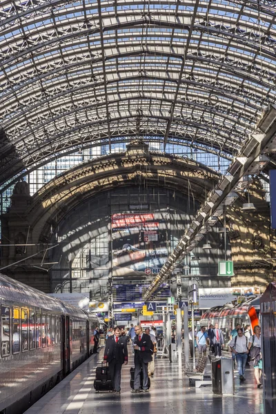 Personas llegan y salen a la estación de tren de Frankfurt — Foto de Stock