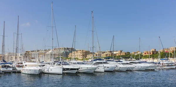 Veleiros ancoram no antigo porto de La Valetta — Fotografia de Stock