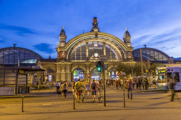 Personas frente a la estación central de tren de Deutsche Bahn —  Fotos de Stock