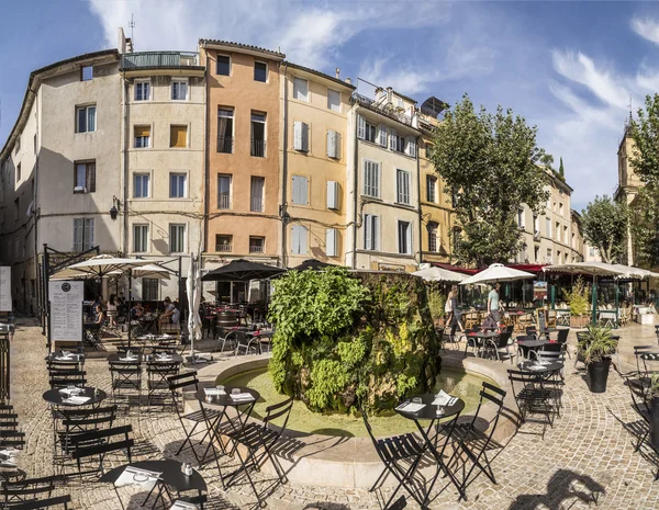 People enjoy the restaurant at the central market place with fou — Stock Photo, Image