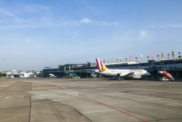Duitse vleugels vliegtuigen op Bremen luchthaven — Stockfoto