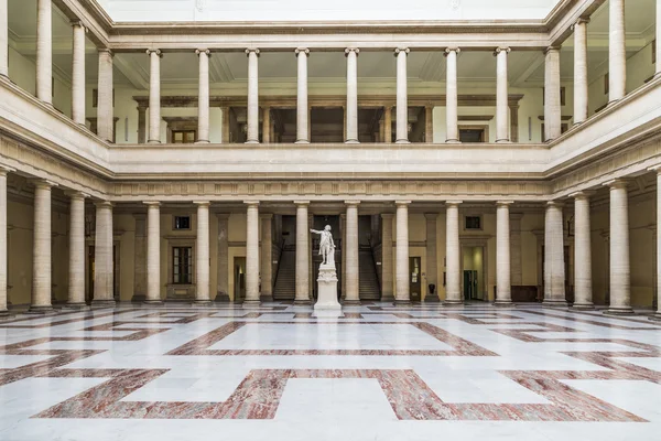 À l'intérieur du palais de justice avec la cour d'Aix en provence — Photo